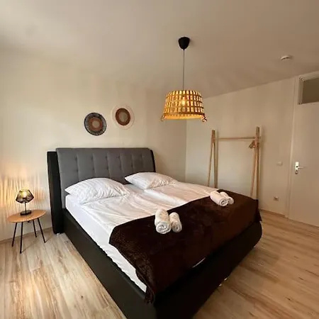 Amao-amber I 120qm I Exklusives Gruppen-apartment I 3 King-size Betten, 2 Baeder & Gratis Parkplatz * Rheinhausen