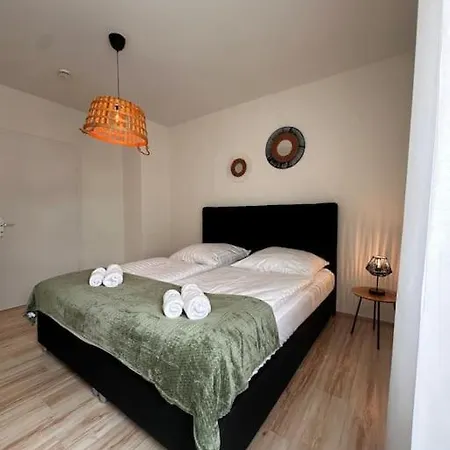 Apartment Amao-amber I 120qm I Exklusives Gruppen-apartment I 3 King-size Betten, 2 Baeder & Gratis Parkplatz Rheinhausen